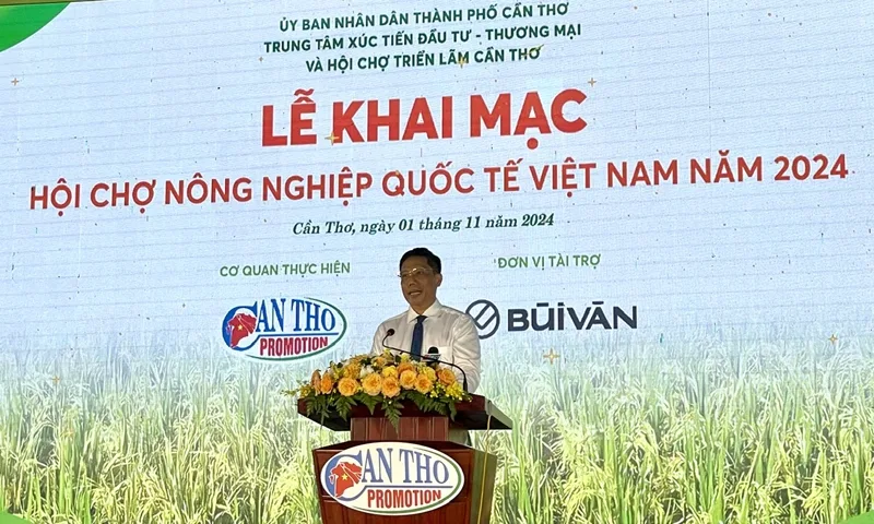 Mr. Nguyen Thuc Hien, Vice Chairman of Can Tho City People's Committee delivered the opening speech at the exhibition.