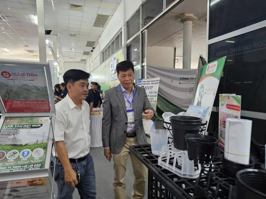 Mr. Tran Vi Dan (Director) directly consults customers on Loi Loi Dan's outstanding solutions.